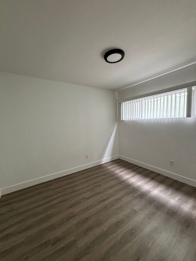 Building Photo - One-Bedroom Torrance Apartment with Stainl...