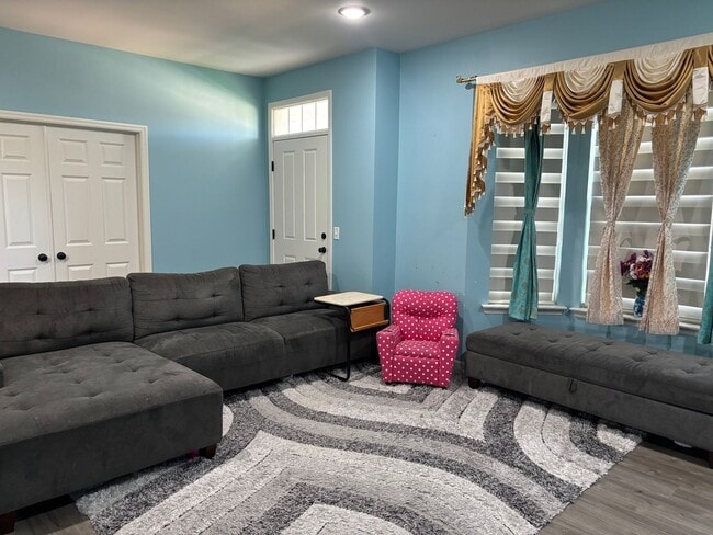 Building Photo - 708 Alban Aly