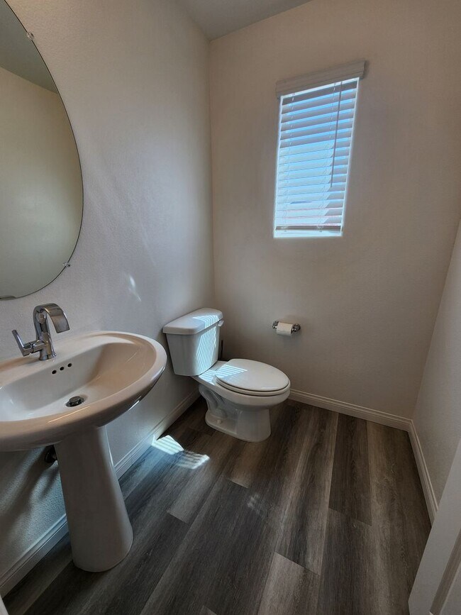 Building Photo - Modern Comfort Meets Vegas Vibes! – Utilit...