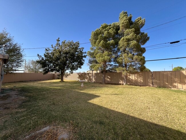 Building Photo - Spacious 2 Bed/1 Bath/Second Living Area/Pet Friendly!!!