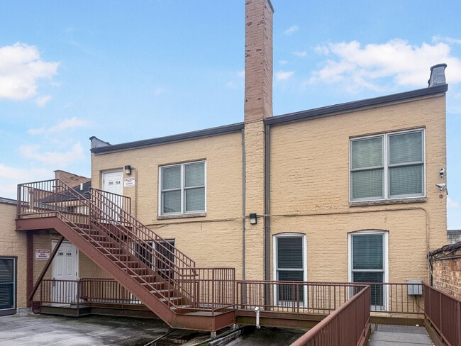 Building Photo - 206 W Main St