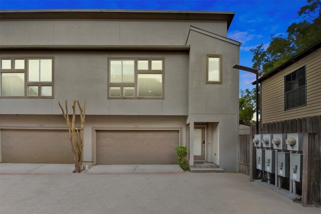 Building Photo - 241 N Lenox St