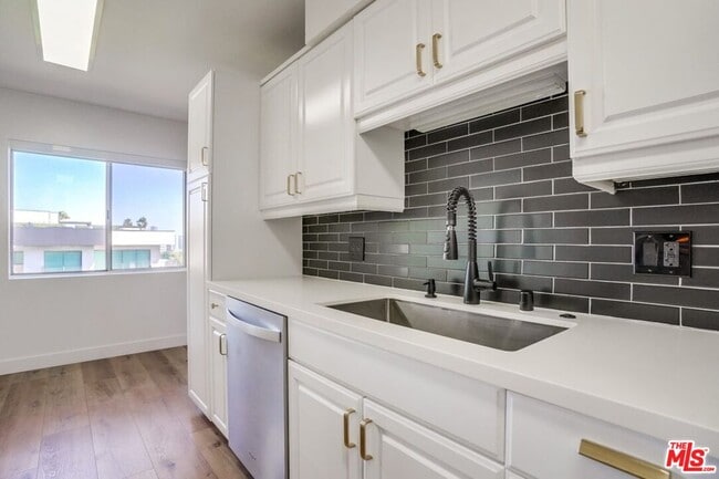 Building Photo - 435 N Oakhurst Dr