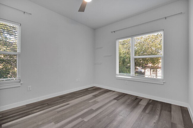 Building Photo - Modern Comfort Minutes from Downtown