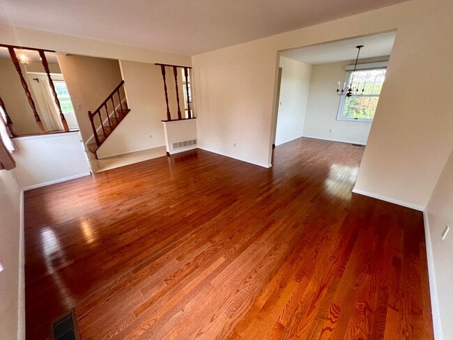 Building Photo - Beautiful Home - 3 Bedroom 2.5 Bathroom - ...