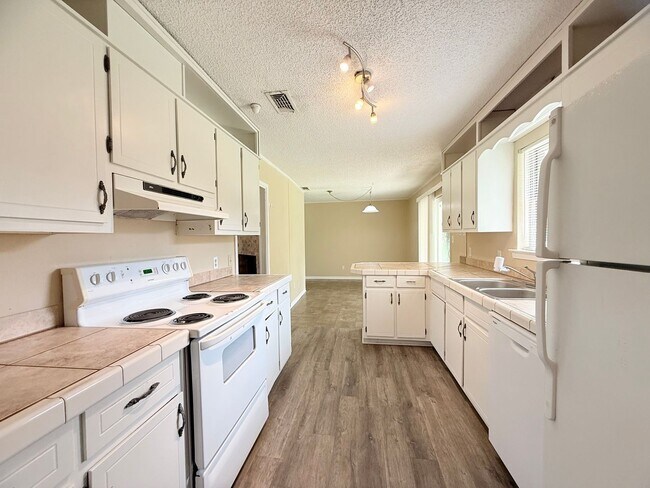 Building Photo - Charming 3-Bedroom - Pace