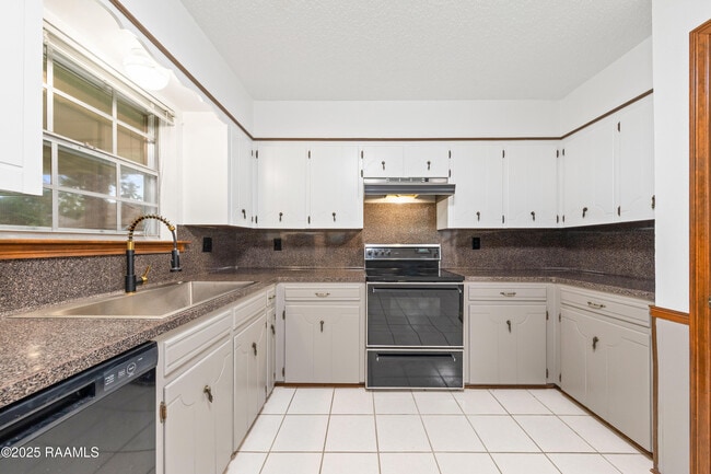 Building Photo - 102 Wisteria Dr
