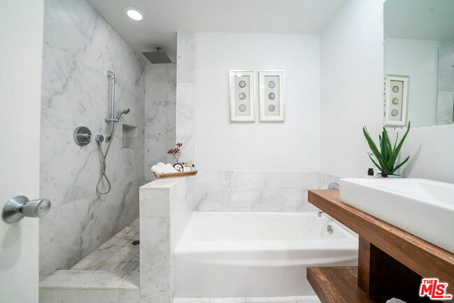 Building Photo - 645 Westmount Dr