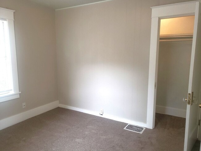 Building Photo - 1032 NE Madrona St