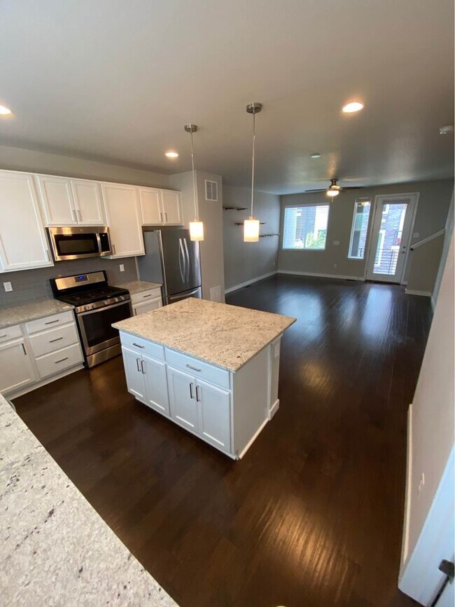 Building Photo - 612 E Hinsdale Ave