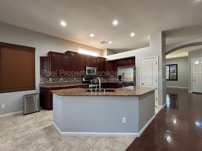 Building Photo - 774 E Maria Ln