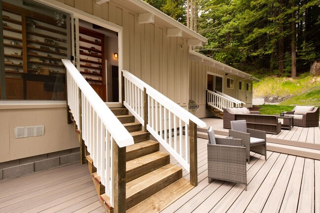 Building Photo - Modern Bayside Retreat – Renovated 3 Bed +...