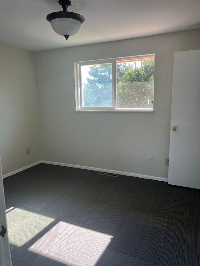 Building Photo - Newly Remodeled Duplex with 2 Large Fenced...