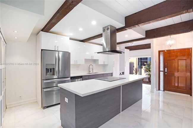 Building Photo - 701 E Coco Plum Cir