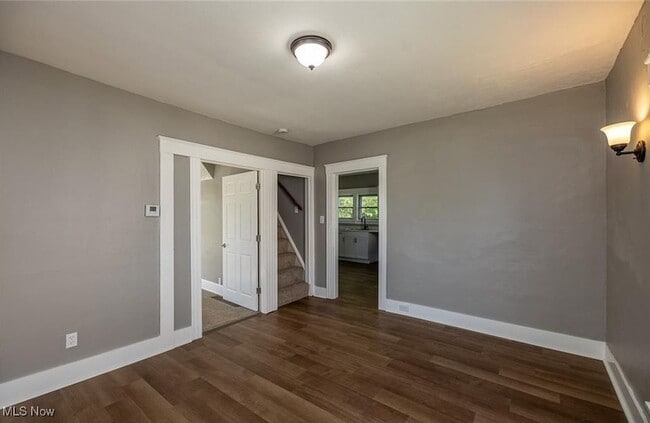 Building Photo - 353 S Maple St