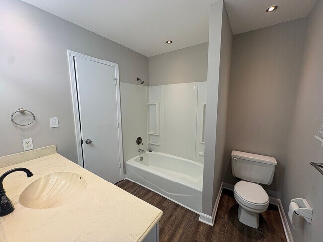 Building Photo - 3 Bedroom 2 Bathroom Available Now! Blue Springs, MO!!