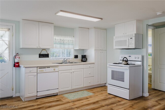 Building Photo - 950 San Carlos Dr