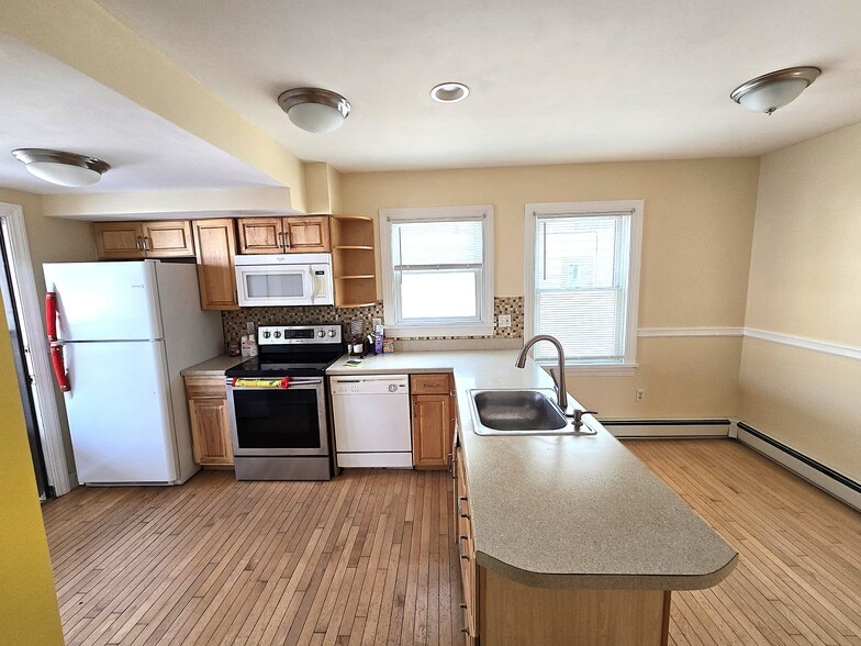 Building Photo - 41 Pine St