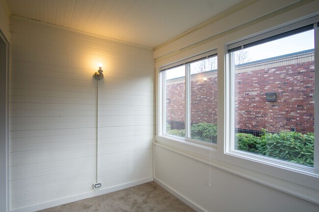Building Photo - Gorgeous 2-Bedroom Corner Flat in 1911 Fou...