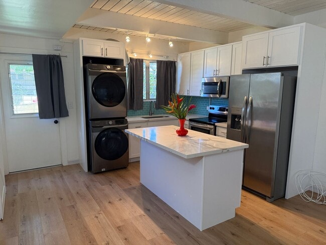 Building Photo - Updated Kahala Townhome – Pool, Parking & ...