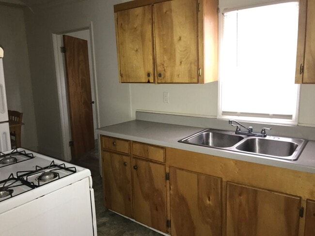 Building Photo - 427 14th St