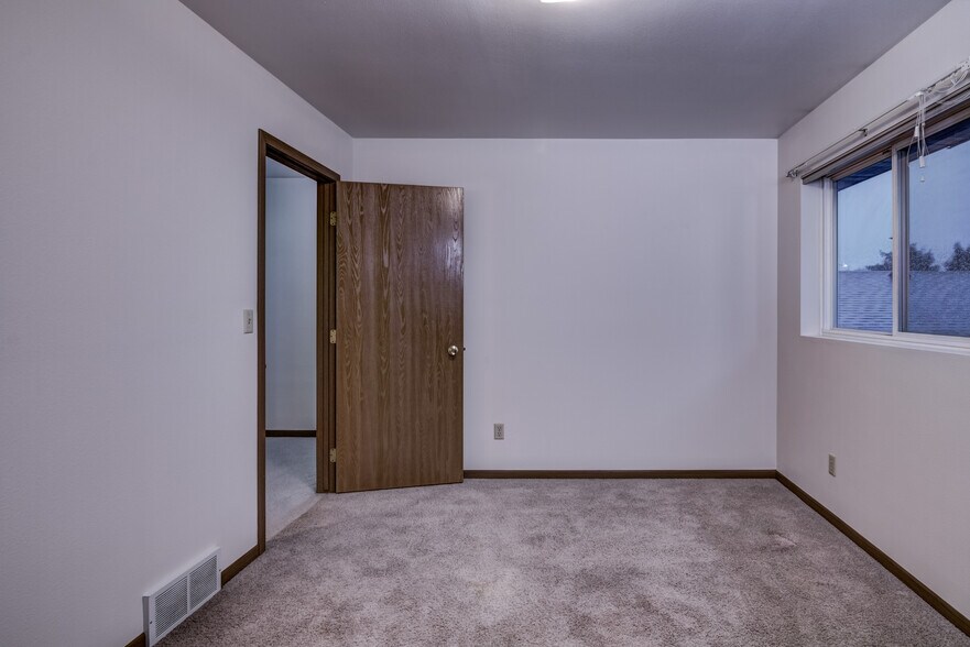 Building Photo - 1050 W Hamilton Ave