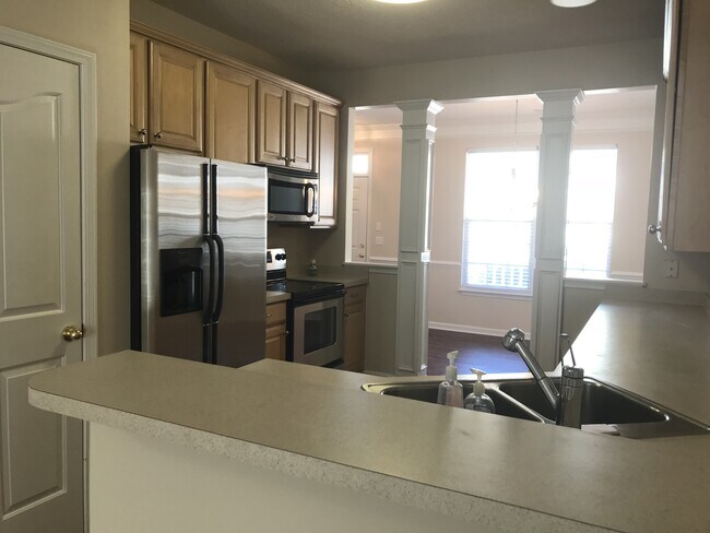 Building Photo - 3 Bedroom  2.5 Bath townhome located at  T...