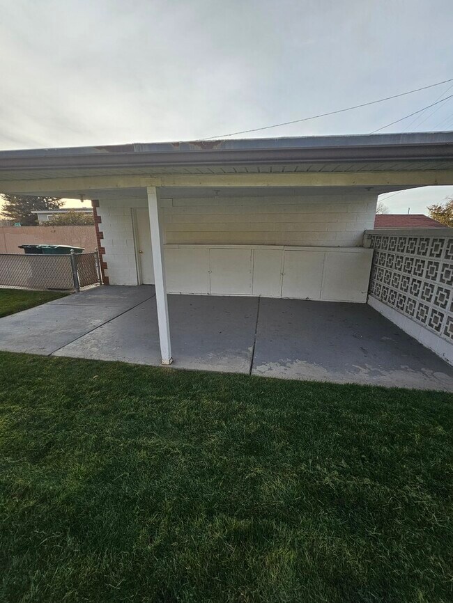 Building Photo - 4 bed 2 bath Home in Murray