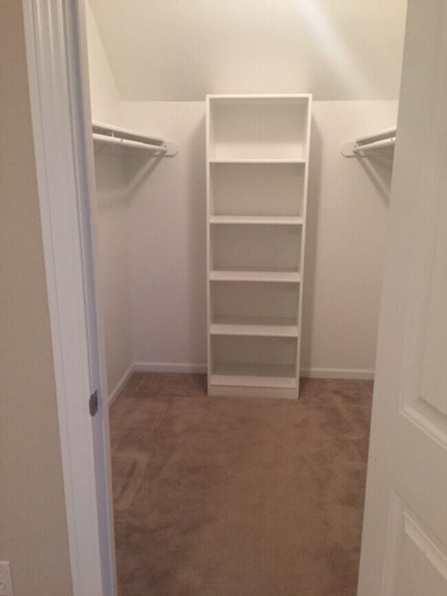 Building Photo - Lake Estates 4 bed 2.5 bath 3 car garage home!