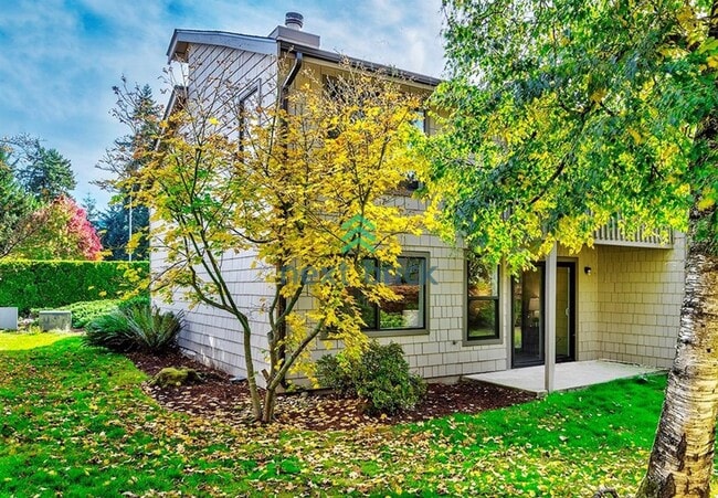 Building Photo - 2 Bed and 1.5 Bath Stunning Townhome is Available for Rent!