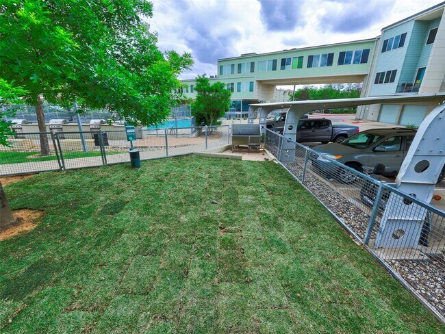 Building Photo - 604 N Bluff Dr