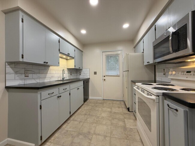 Building Photo - 1307 E 30th Ave