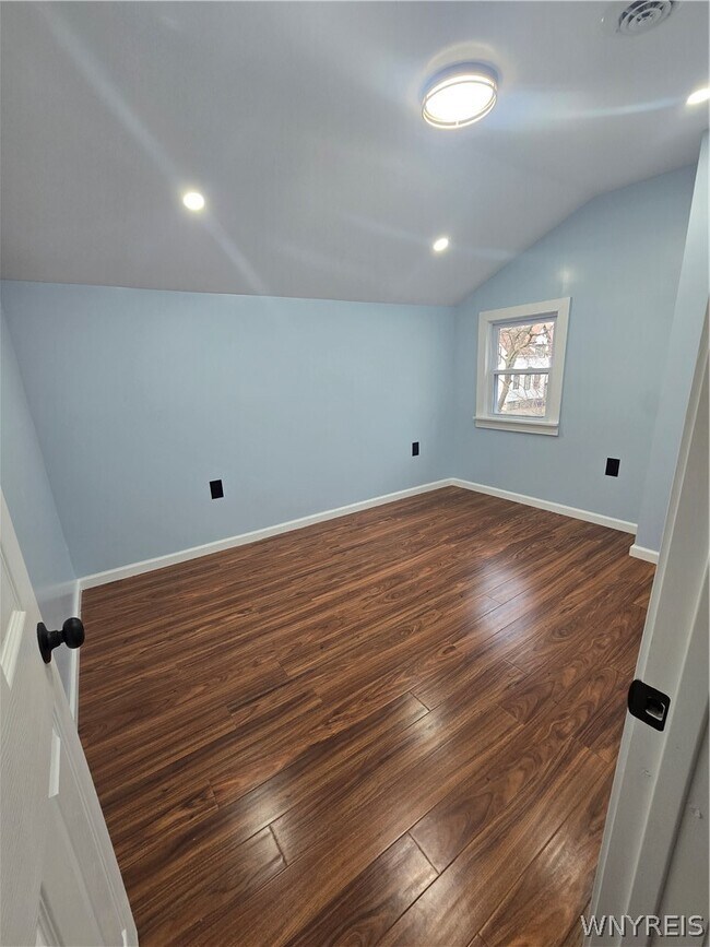 Building Photo - 517 Goodyear Ave