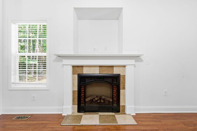 Building Photo - 3 Bed 2.5 Bath With wooded lot close to Fort Bragg!