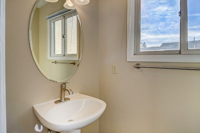 Building Photo - Updated 2-Bed Townhome in Ptarmigan Valley...