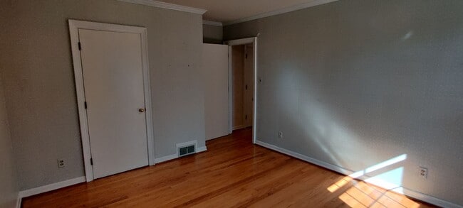 Building Photo - Ranch style home with full basement