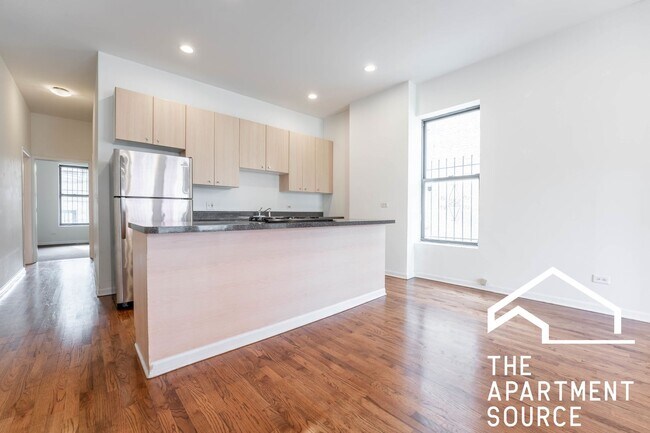 Building Photo - HUGE 4BR/2BA Duplex Close to Blue Line