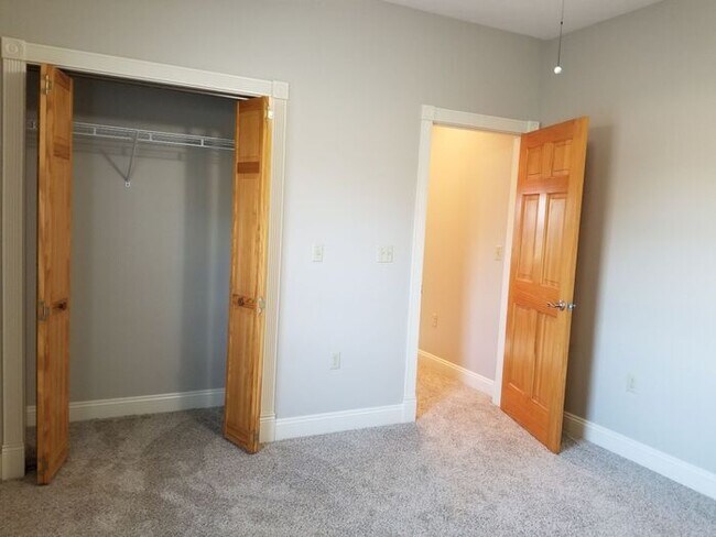 Building Photo - Large Duplex Overlooking Idle Creek