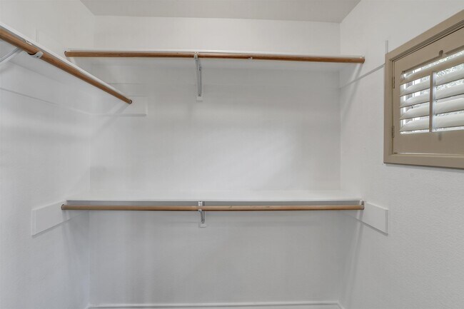 Building Photo - 9813 Sandhill Dr