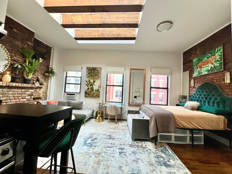 Building Photo - 329 W 19th St