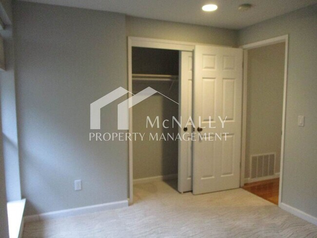 Building Photo - Spacious 3 Bedroom, 2.75 Bathroom Condo in Gig Harbor