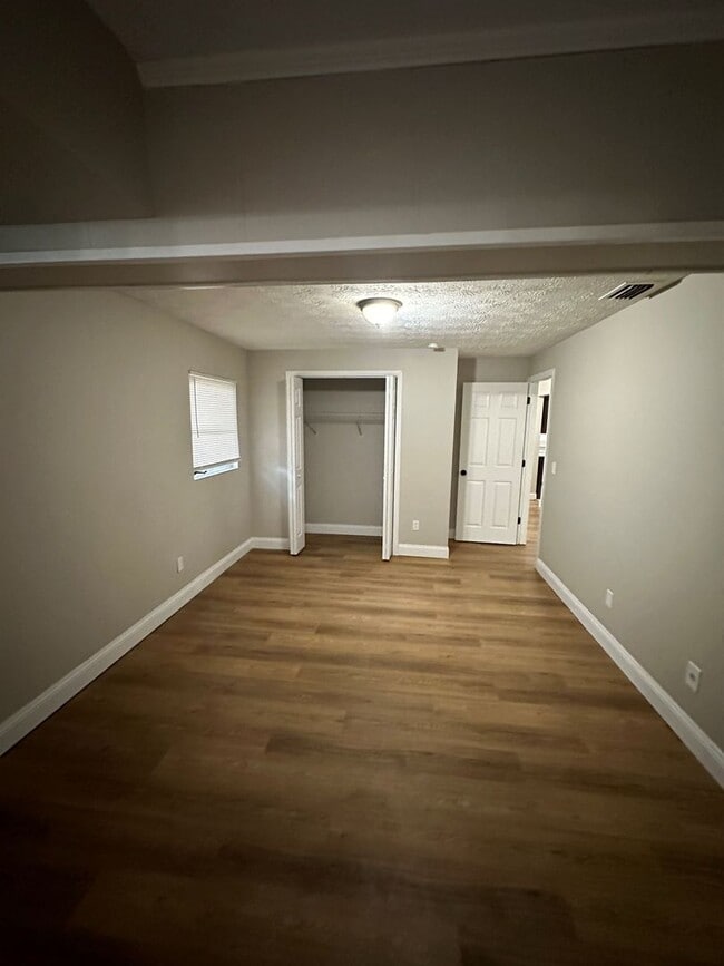 Building Photo - **4/2 BR Single Family home : Available Now