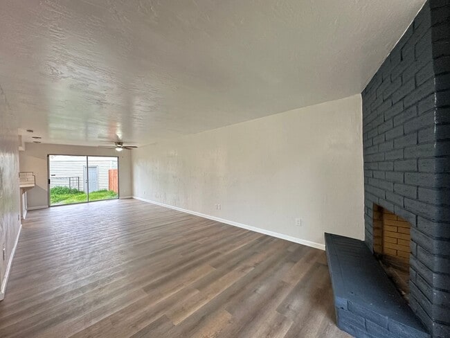 Building Photo - Upgraded Corner Townhouse - 2 bed/1.5 bath