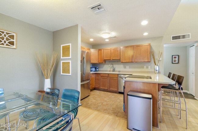Building Photo - 5051 N Sabino Canyon Rd