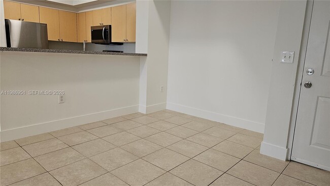 Building Photo - 8040 N Nob Hill Rd