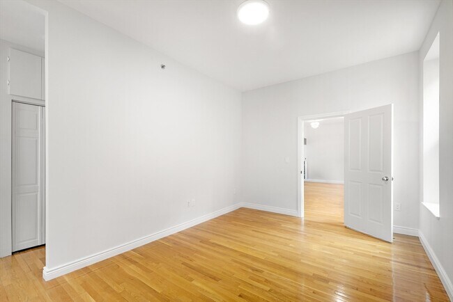 Building Photo - 4 Charlesgate E