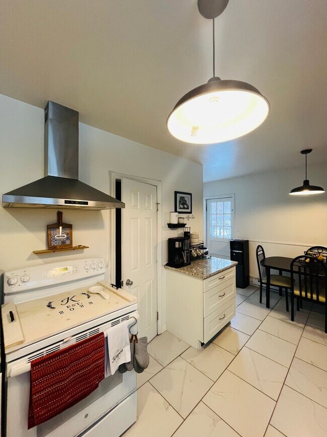 Building Photo - Beautifully Remodeled 2BR home in great neighborhood (Guilderland Schools)