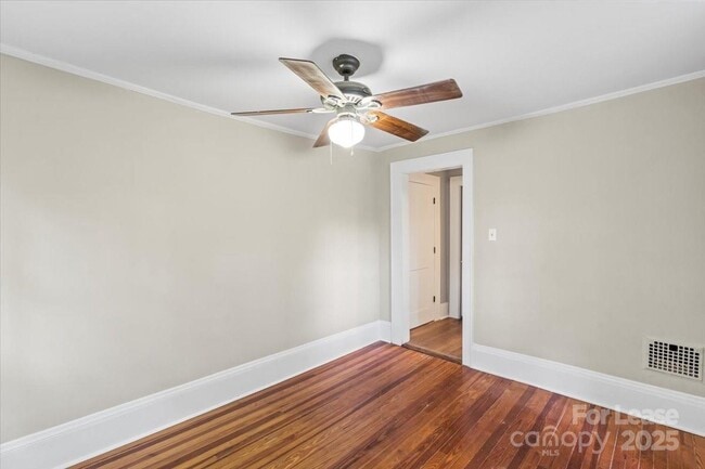 Building Photo - 904 Edgewood Cir