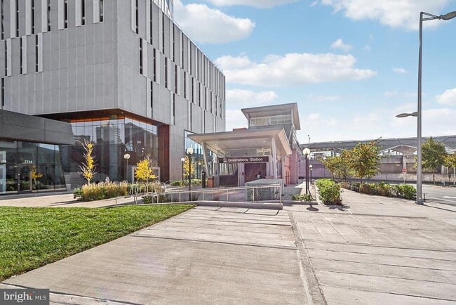 Building Photo - 8220 Crestwood Heights Dr