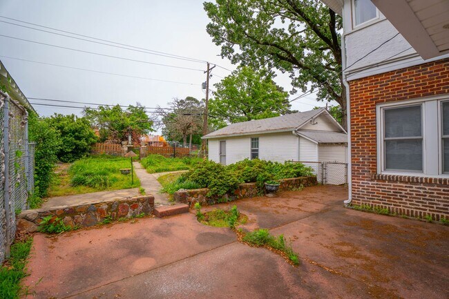Building Photo - 303 N Woodrow St